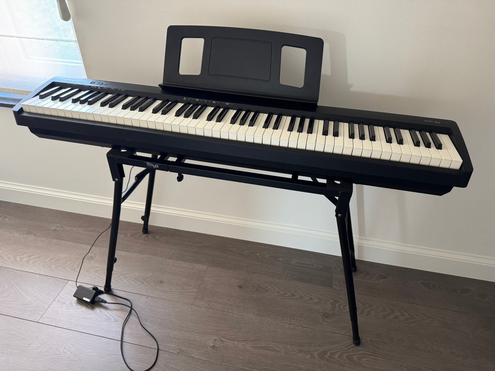 Piano numérique Roland FP-10 + support pour clavier Stagg, Musique & Instruments, Enlèvement, Comme neuf, Noir, Piano