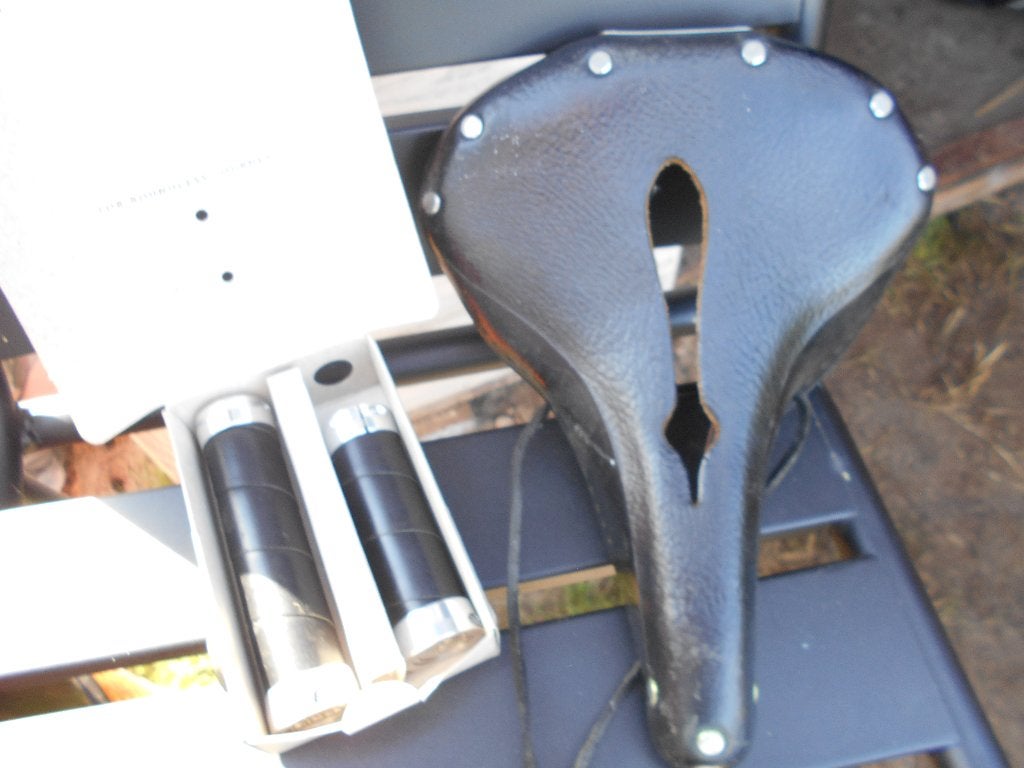Te koop nieuwe zadel en handvatten zwart van het merk BROOKS, Vélos & Vélomoteurs, Neuf, Toerfiets, Enlèvement ou Envoi, Selle