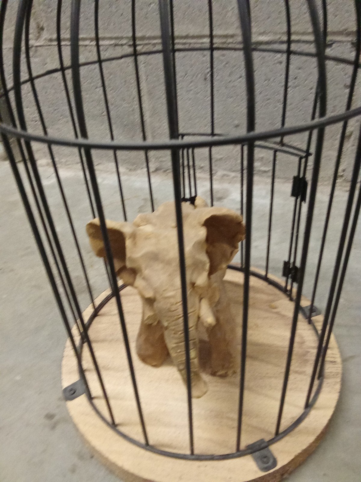 Une cage avec un éléphant en argile fait main., Lapin, Enlèvement ou Envoi, Moins de 60 cm, Cage