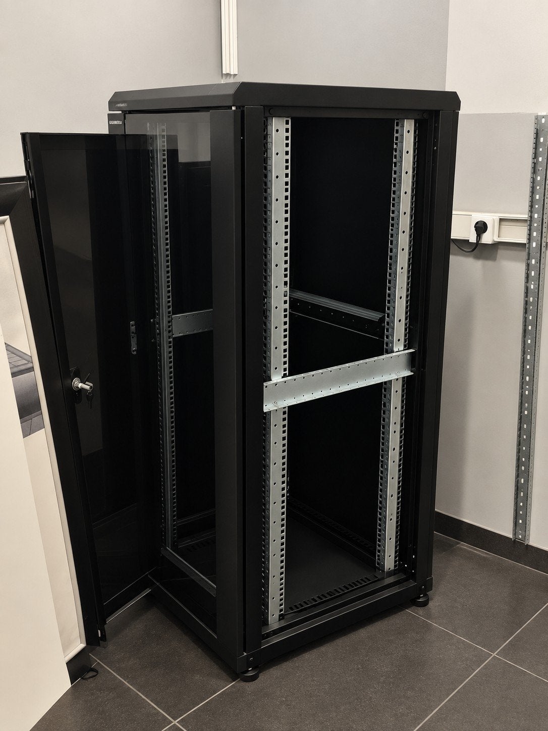 Gigamedia 19" serverkast/netwerkkast– glazen deur + sleutels, Ophalen