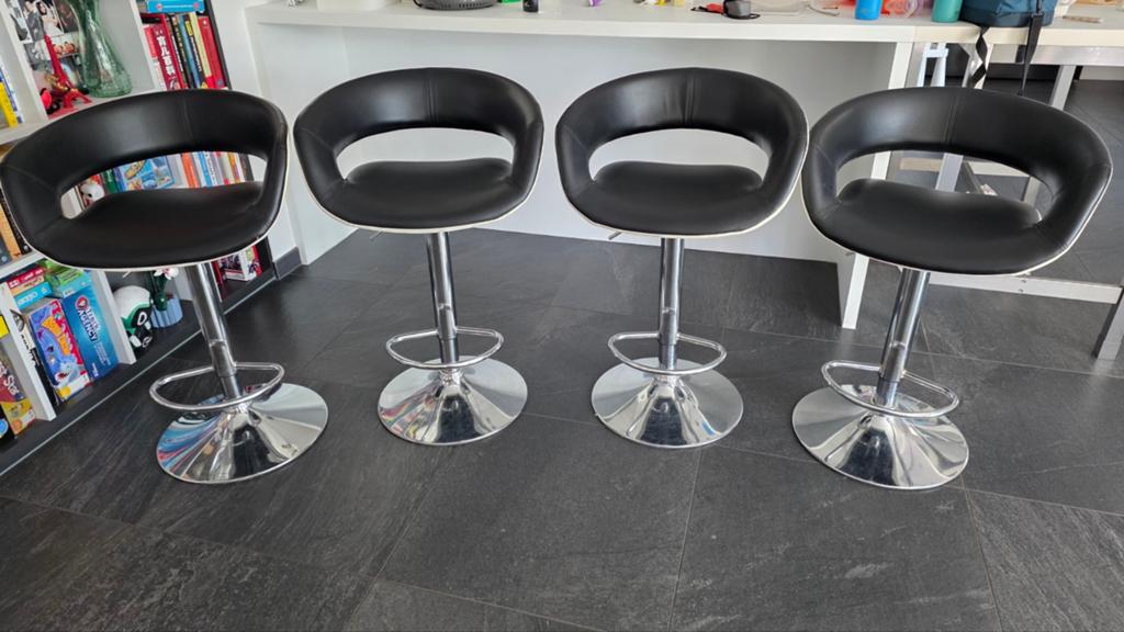 4 chaises hautes de bar simili cuir noir blanc pied chromé, Maison & Meubles, Tabourets de bar, Utilisé, 60 à 90 cm, Synthétique