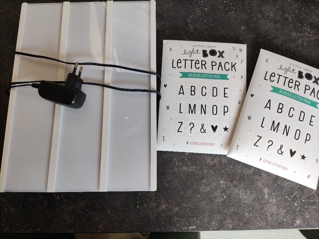 lichtbox met 2 pakjes letters in nieuwstaat, Tekstbord, Ophalen of Verzenden, Zo goed als nieuw