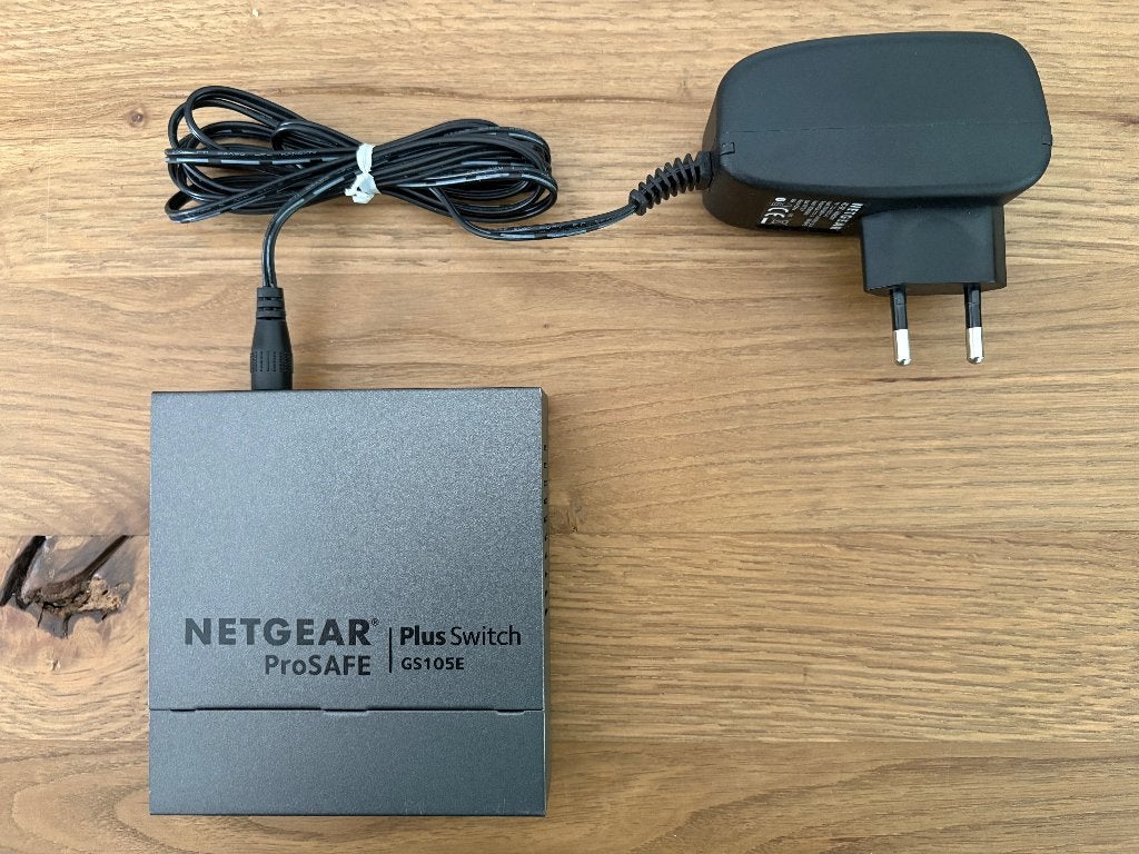 NETGEAR ProSAFE Plus Switch (model: GS105Ev2)., Computers en Software, Netwerk switches, Zo goed als nieuw, Ophalen of Verzenden