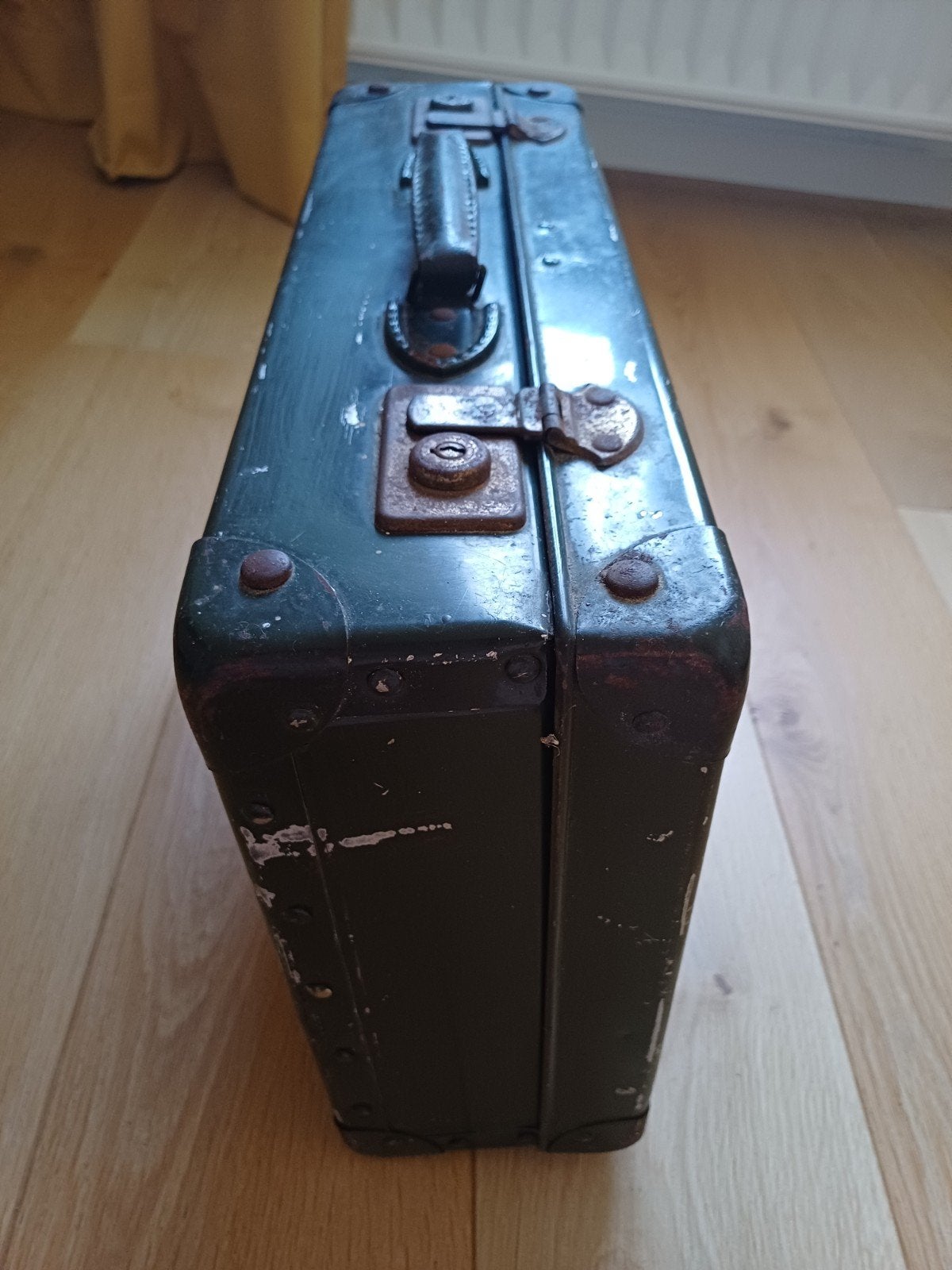 Petite valise de l'armée belge, Vintage, Bijoux, Sacs & Beauté, Valises, Enlèvement ou Envoi, Utilisé, Métal
