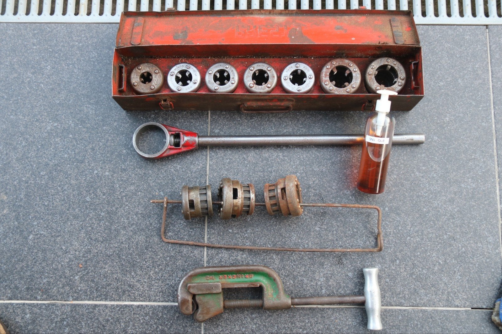 Draadsnijset PRESTO + buizensnijder + buizenklem op driepoot, Bricolage & Construction, Outillage | Outillage à main, Enlèvement
