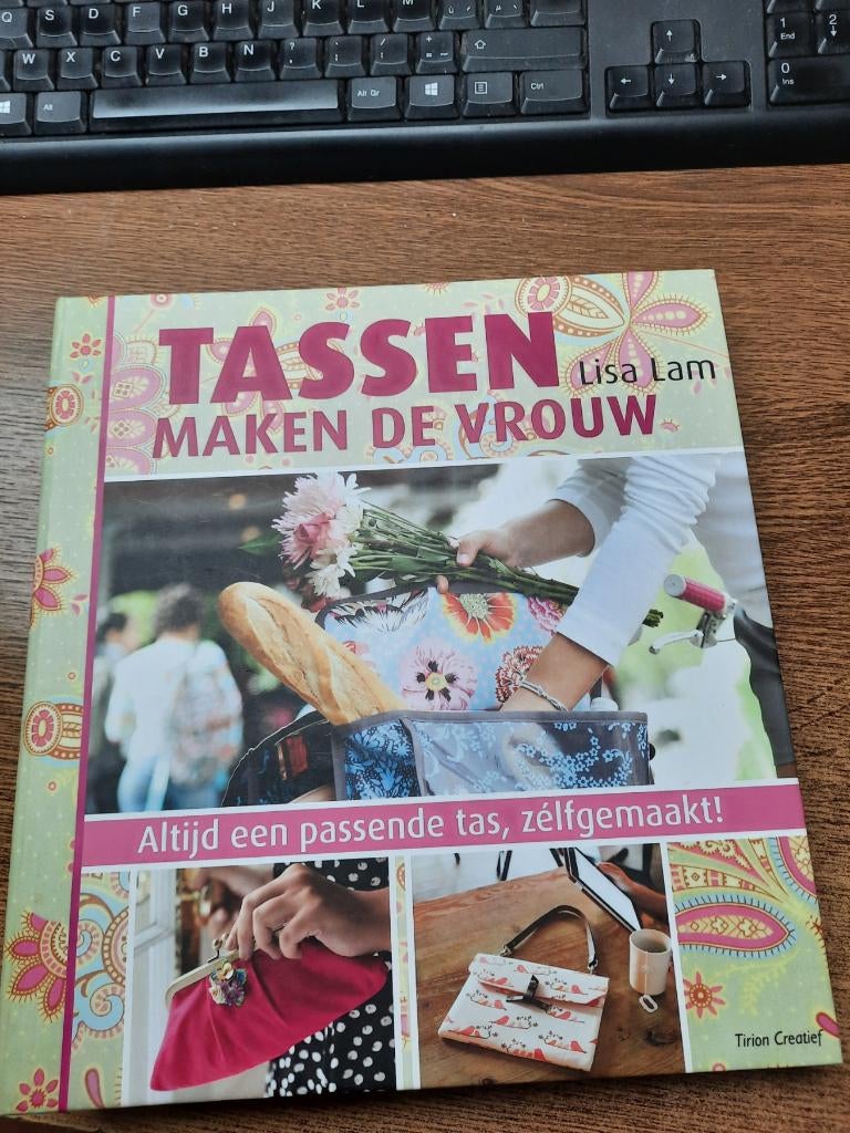 Tassen maken de Vrouw - Tirion Creatief Lisa Lam, Hobby en Vrije tijd, Ophalen of Verzenden, Zo goed als nieuw, Educatief, Knutselboek