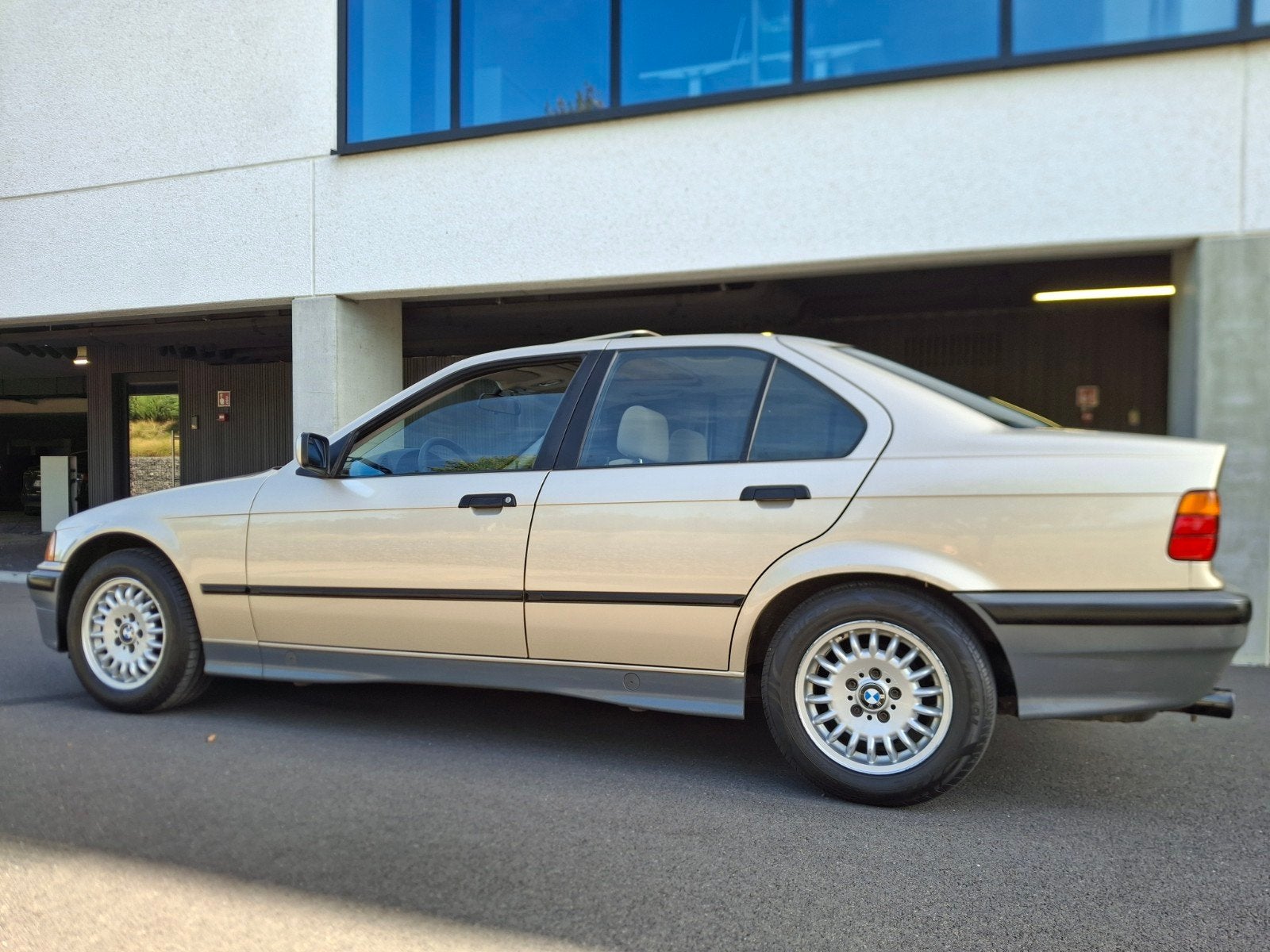 bmw e36 318i automatic/origineel/weinig km's/gekeurd, Auto's, BMW, Automaat, 4 cilinders, Particulier, Onderhoudsboekje