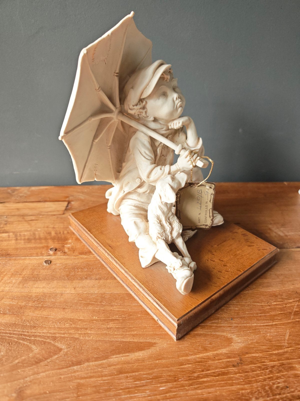 Capodimonte stijl porseleinen beeldje jongen hond en paraplu, Antiquités & Art, Enlèvement