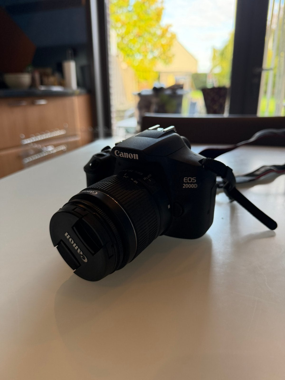 Canon EOS 2000D, TV, Hi-fi & Vidéo, Appareils photo numériques, Enlèvement, Comme neuf, Chargeur, Canon