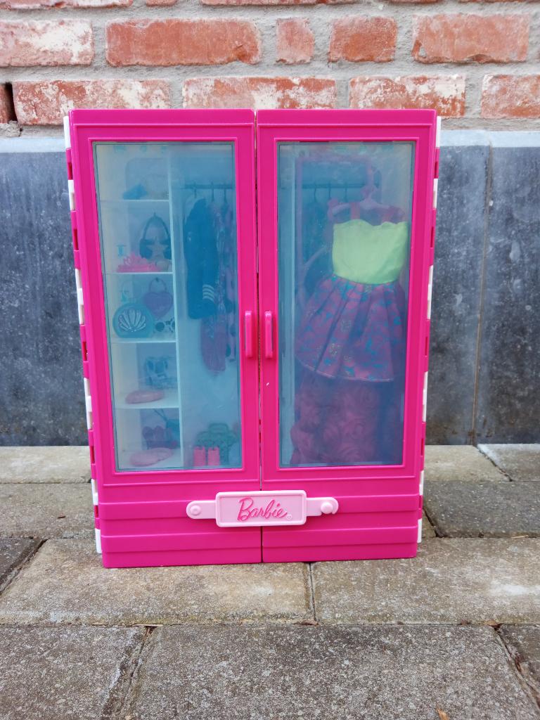 Barbie kast, Kinderen en Baby's, Speelgoed | Poppen, Ophalen, Zo goed als nieuw, Barbie