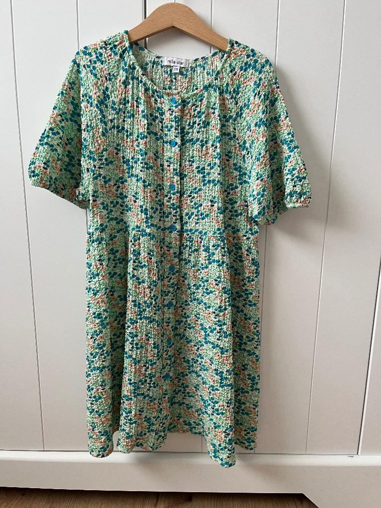 JBC jurk bloempjes 128 + HEMA bijpassend vest / cardigan mgl, Meisje, Ophalen of Verzenden, Zo goed als nieuw, Jurk of Rok
