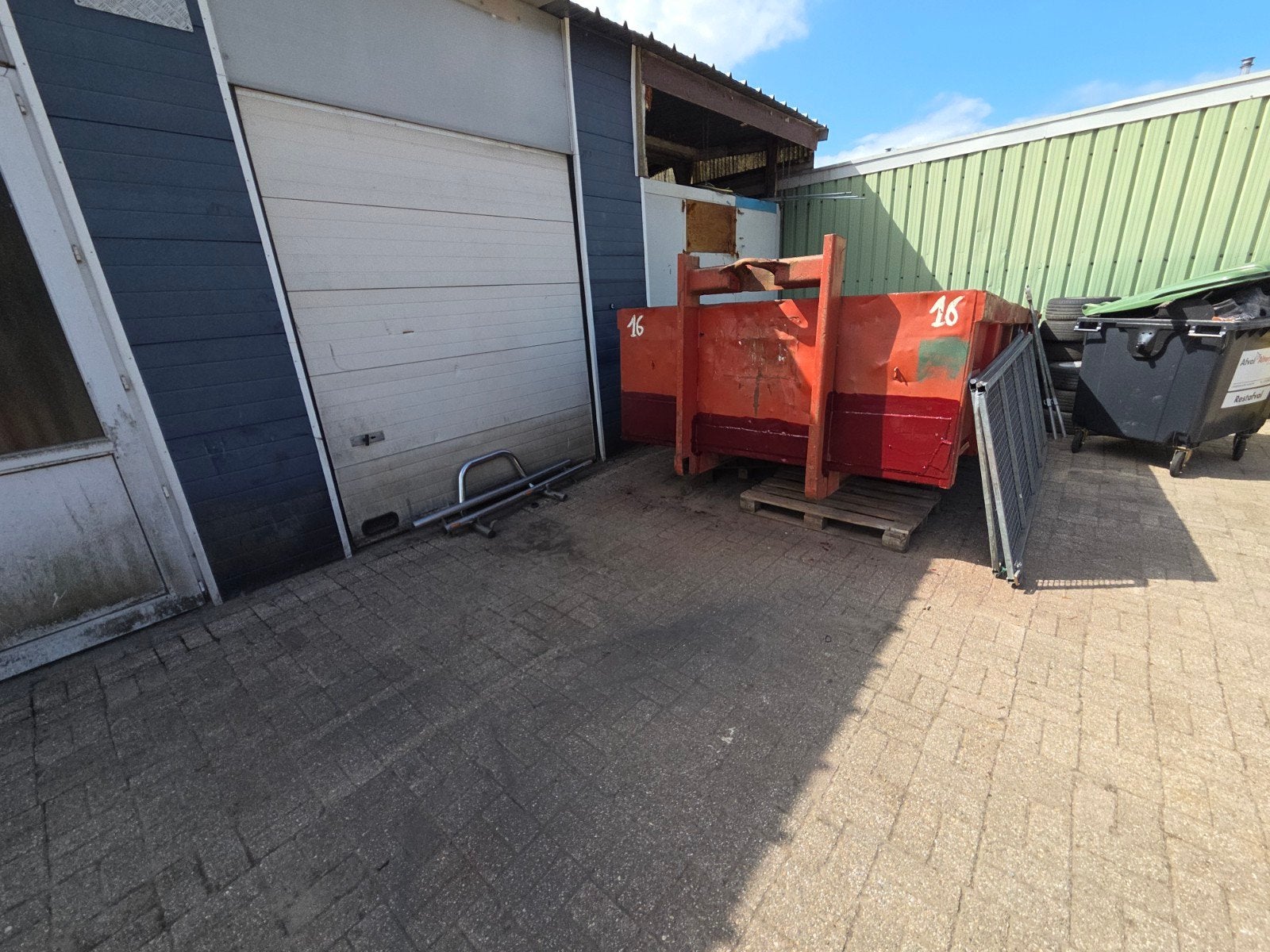 container met werk aan, Enlèvement