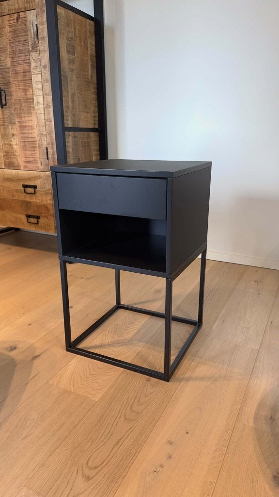 Zwart nachtkastje met lade, Huis en Inrichting, Ophalen, Overige materialen, Minder dan 50 cm, Zo goed als nieuw