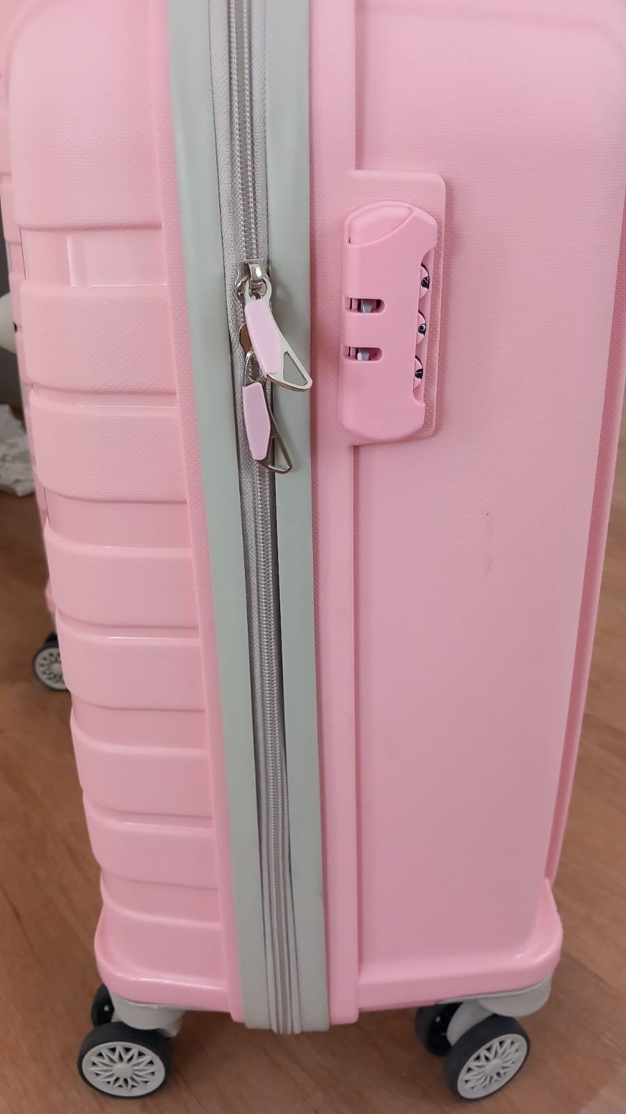 NOUVEAU : ensemble de bagages rose 3 pièces., Bijoux, Sacs & Beauté, Valises, Comme neuf, Plastique dur, 60 à 70 cm, 45 à 55 cm