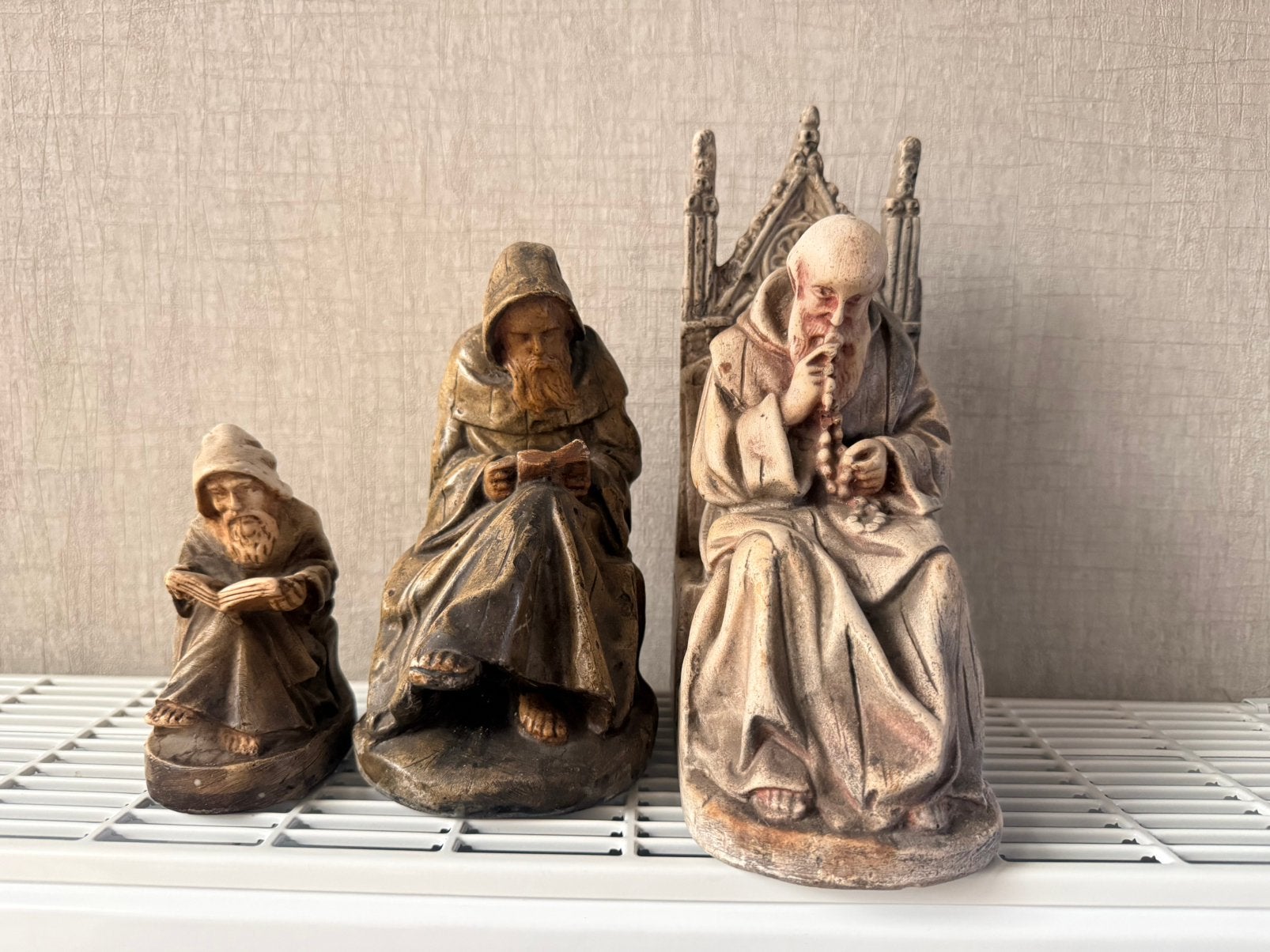 3 beeldjes  monnik, Ophalen, Zo goed als nieuw