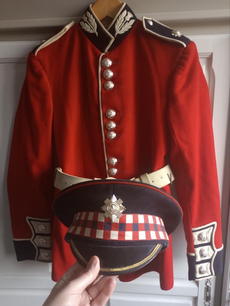 Képi et costume de garde du palais royal de Buckingham, Enlèvement ou Envoi
