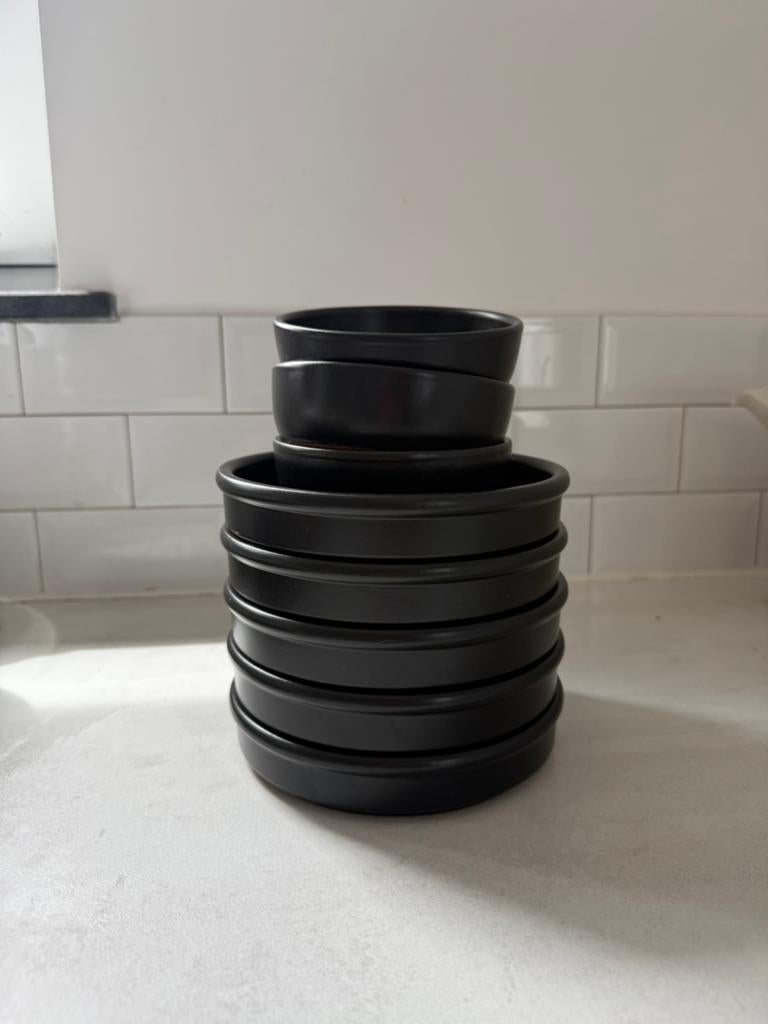 Regas Ceramics authentieke set zwarte schaaltjes keramiek, Huis en Inrichting, Ophalen, Nieuw, Keramiek, Schaal of Schalen