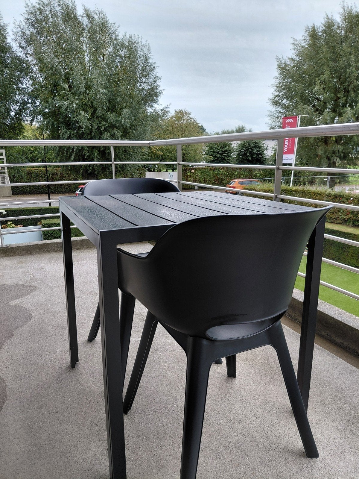 Zwarte tuintafel + 2 tuinstoelen, Enlèvement, Comme neuf