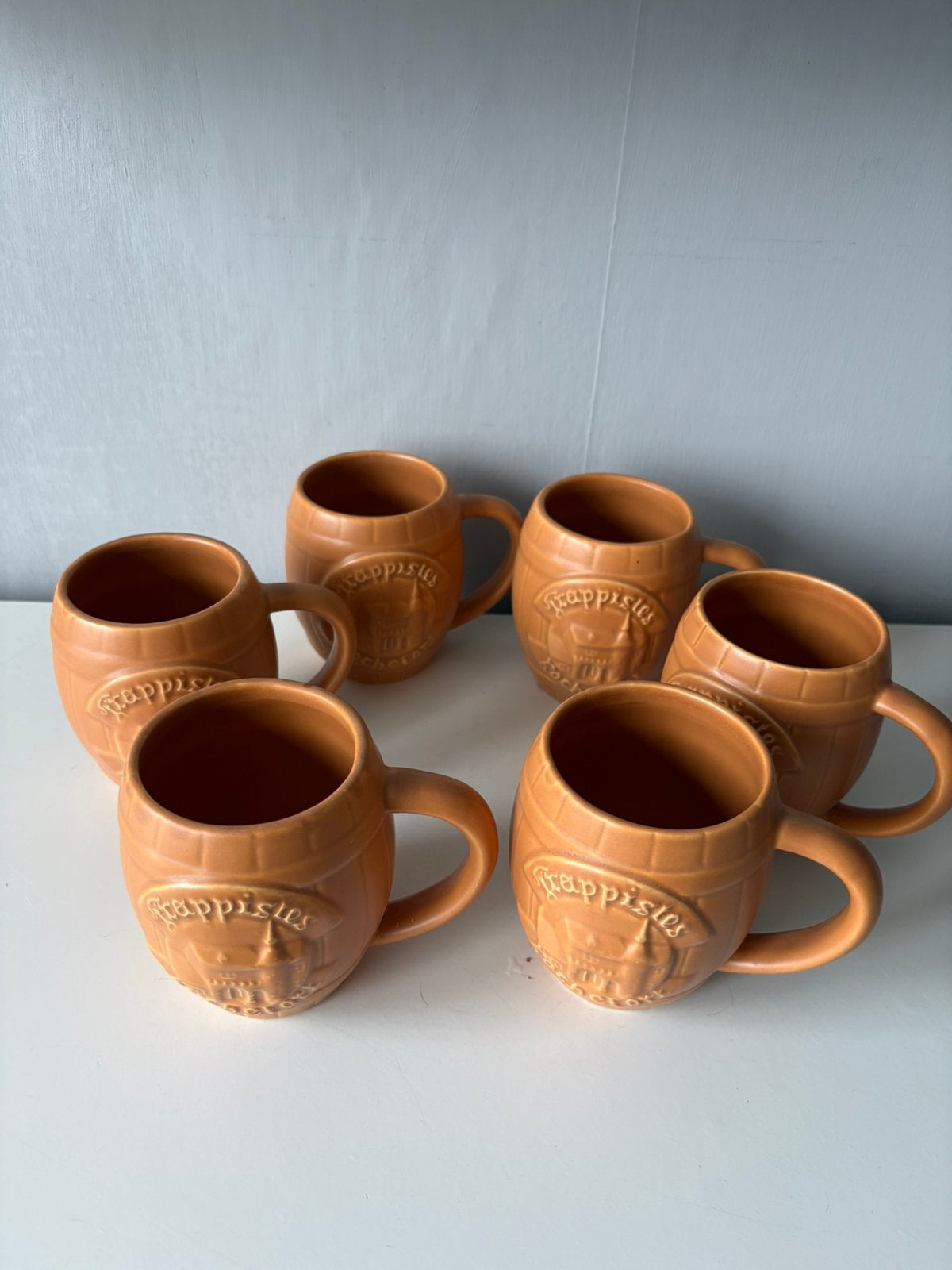 6 mokken van steengoed „TRAPPISTS DE ROCHEFORT”, Antiek en Kunst, Antiek | Keramiek en Aardewerk, Ophalen of Verzenden