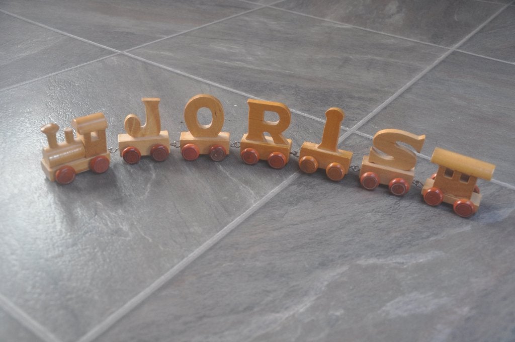 houten trein met de letters Joris, Kinderen en Baby's, Ophalen of Verzenden, Gebruikt, Duw- of Trekspeelgoed