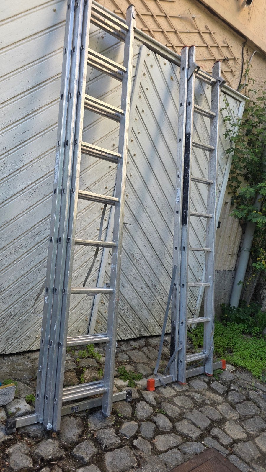 Échelles 2 et 3 éléments 250€ pour les 2 echelles , 0499 725