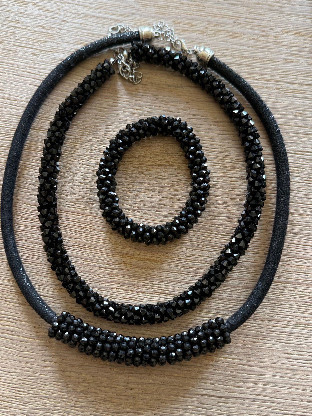 Nouveau magnifique ensemble de bijoux (Swarovski), Bijoux, Sacs & Beauté, Colliers, Neuf, Enlèvement, Noir, Autres matériaux