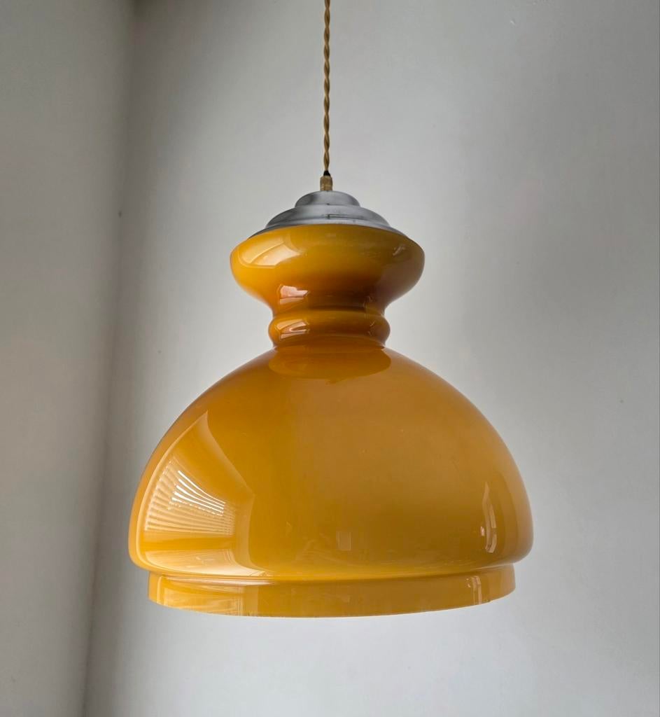 Lampe suspendue vintage en verre opalin., Enlèvement ou Envoi