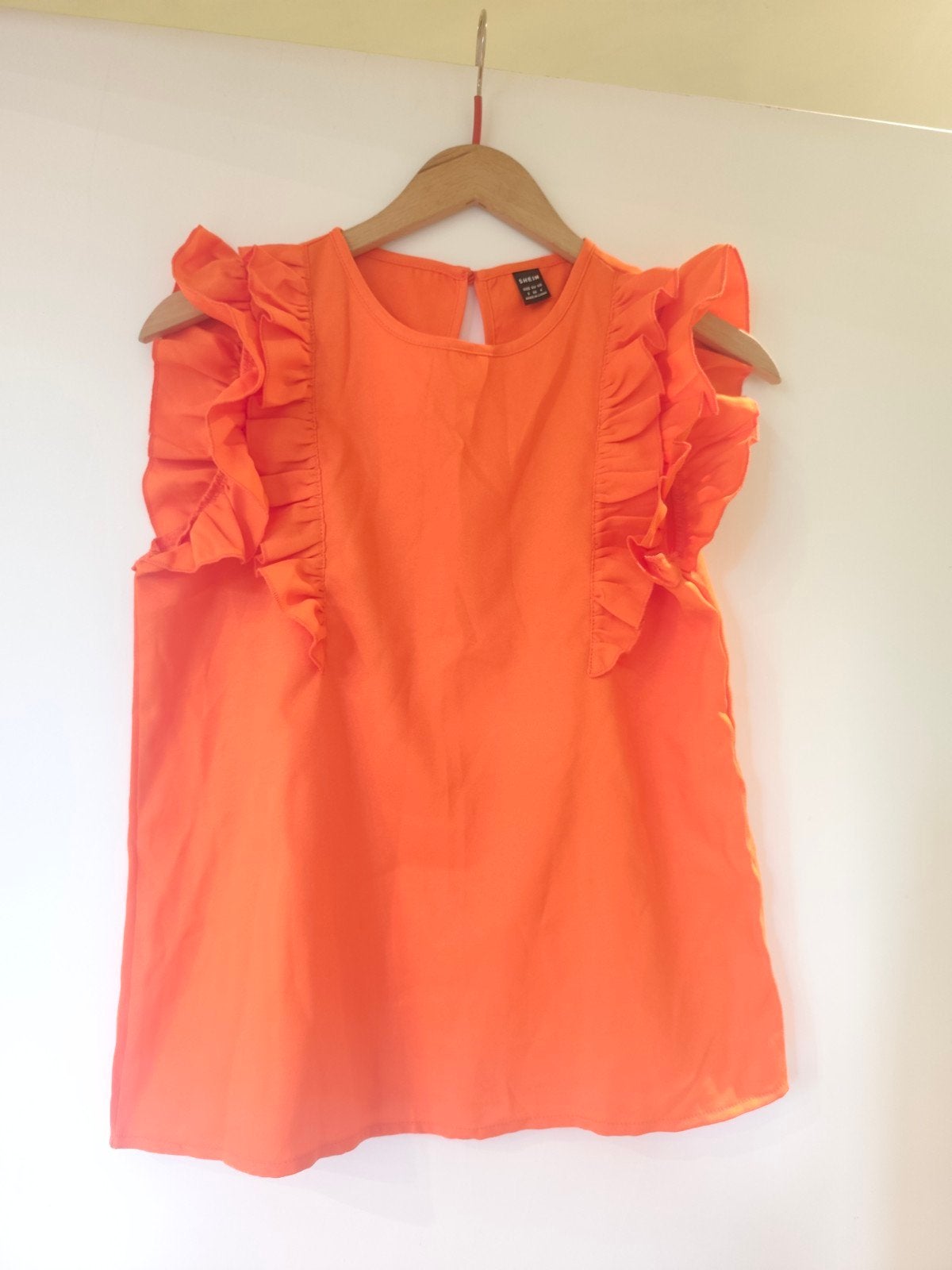 Jolie blouse d'été orange à volants. Comme neuve . Taille S., Vêtements | Femmes, Blouses & Tuniques, Enlèvement ou Envoi, Taille 36 (S)