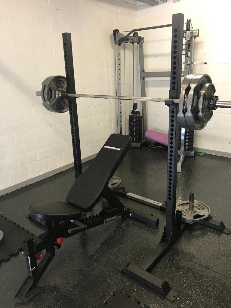 Squat stand (rack) barbarian line + j-hooks + spotter arms, Sports & Fitness, Enlèvement, Comme neuf, Métal, Centrale électrique