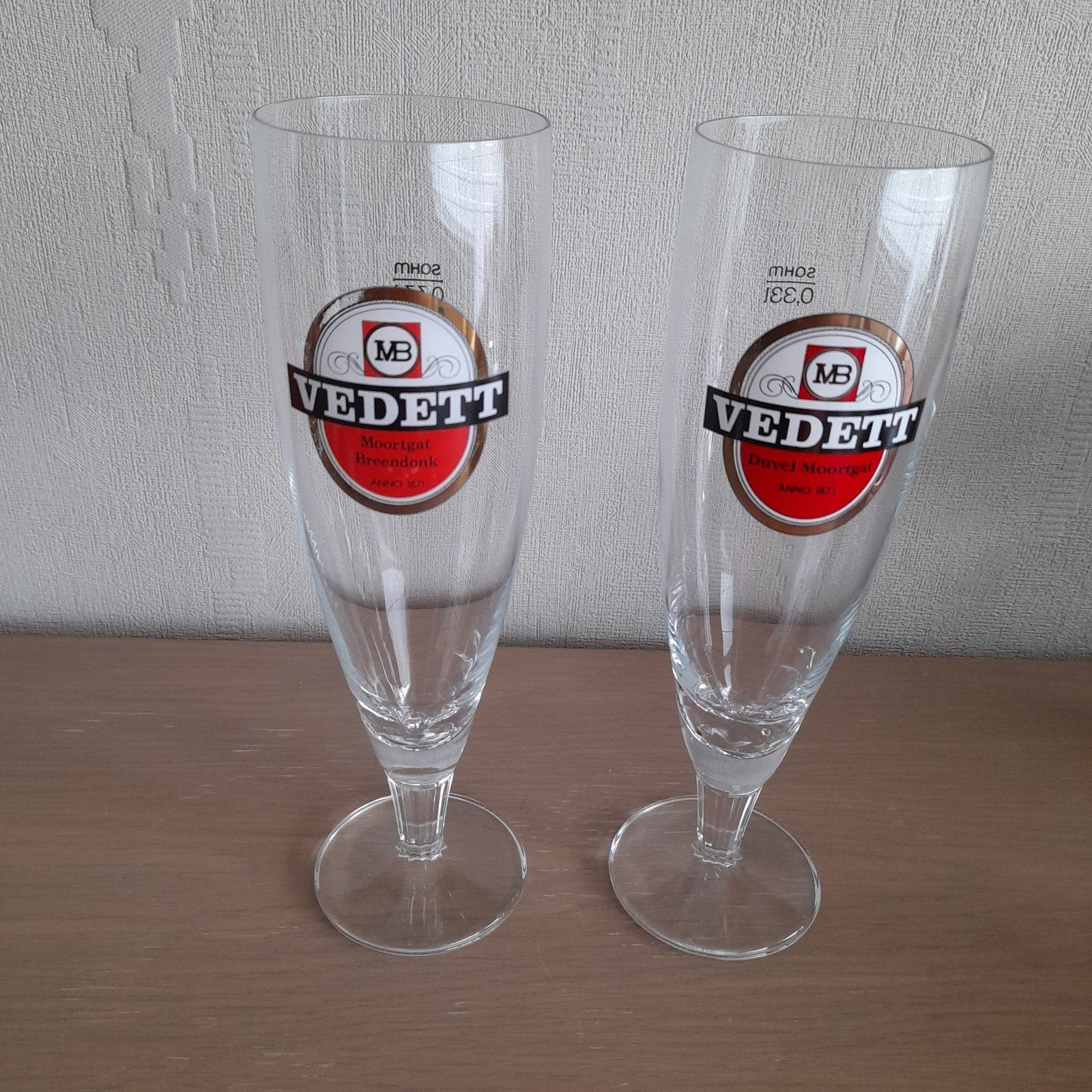 2 oude Vedett glazen op voet - oud logo (lot), Verzamelen, Ophalen, Bierglas