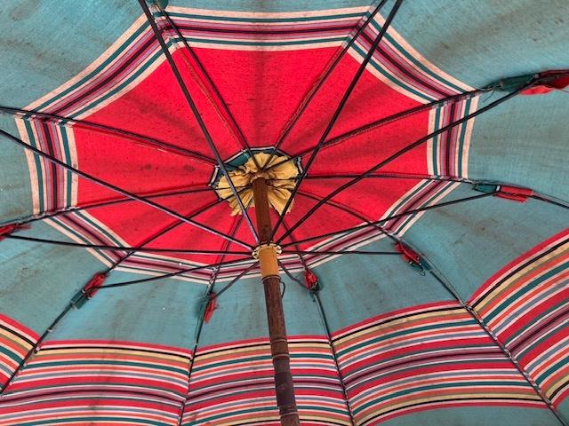 HEEL OUDE PARASOL IN ZEILDOEK. JAREN 50., Tuin en Terras, Parasols, Gebruikt, 1 tot 2 meter, Kantelbaar, Verstelbaar, Ophalen of Verzenden