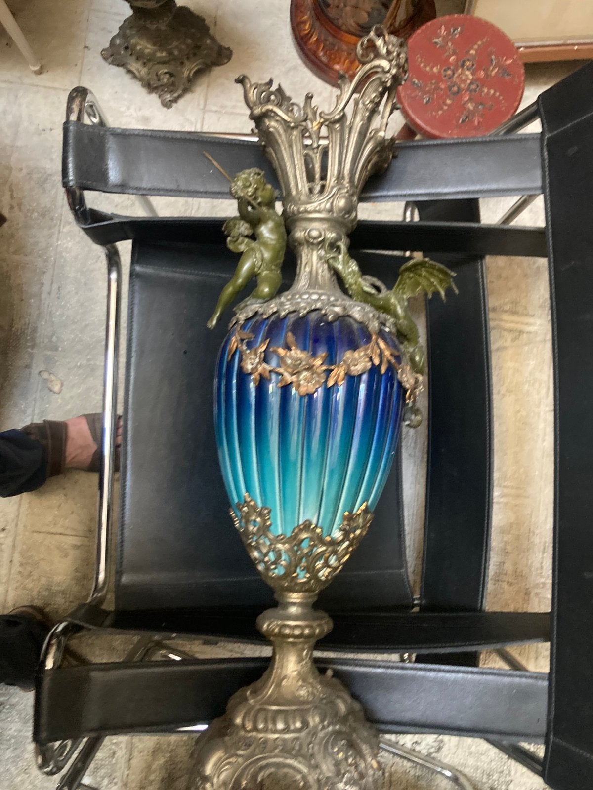 Salonlampen putti met draak, Ophalen