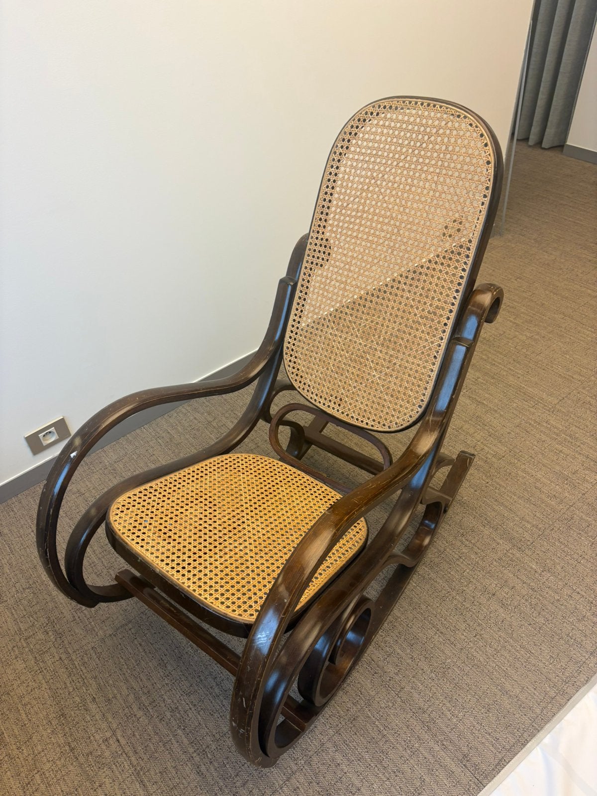 Vintage houten schommelstoel met rotan vlechtwerk Thonet, Tuin en Terras, Ophalen, Gebruikt, Hout