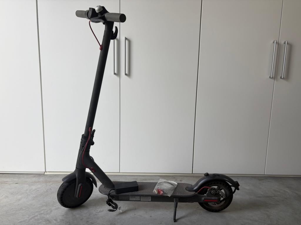 Trottinette Xiaomi 365 avec chargeur, lampe et pneus, Vélos & Vélomoteurs, Enlèvement, Utilisé, Step électrique (E-scooter)