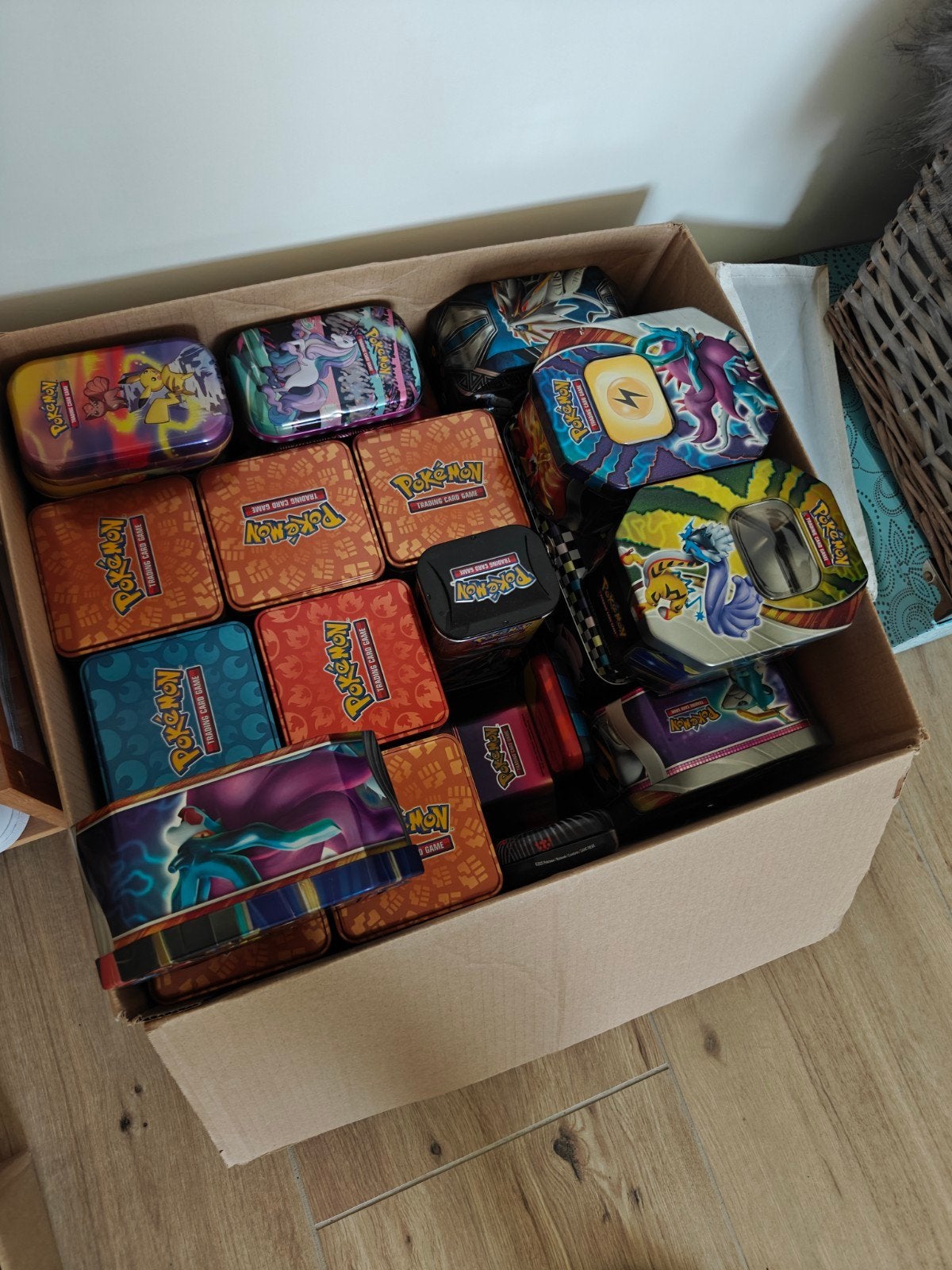 Doos met lege Pokémon tins, Hobby en Vrije tijd, Ophalen