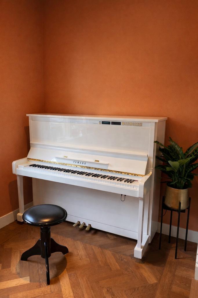 Piano U1 disklavier wit, Enlèvement ou Envoi, Brillant, Comme neuf, Piano