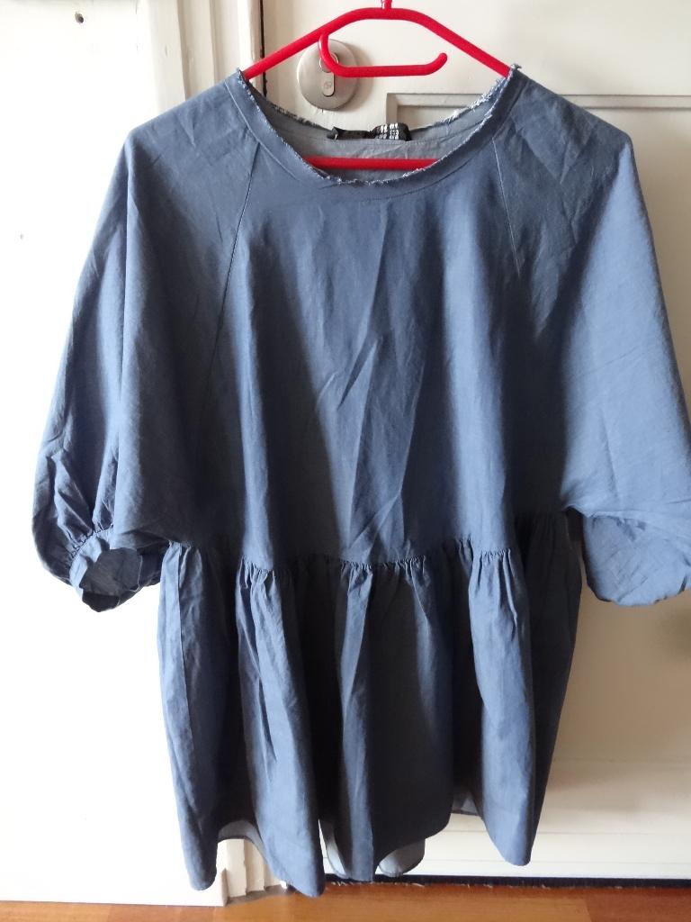 Jolie robe neuve en jeans léger bleu Zara T40-42, Enlèvement ou Envoi, Zara, Longueur genou, Bleu