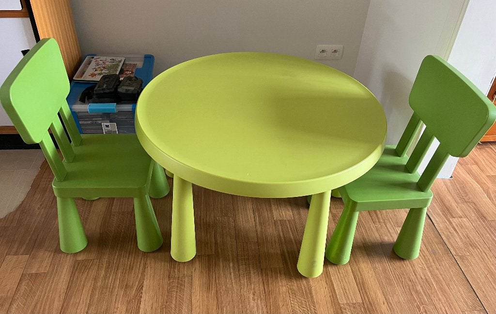 IKEA Mammut ronde kindertafel met twee stoelen, Ophalen, Gebruikt