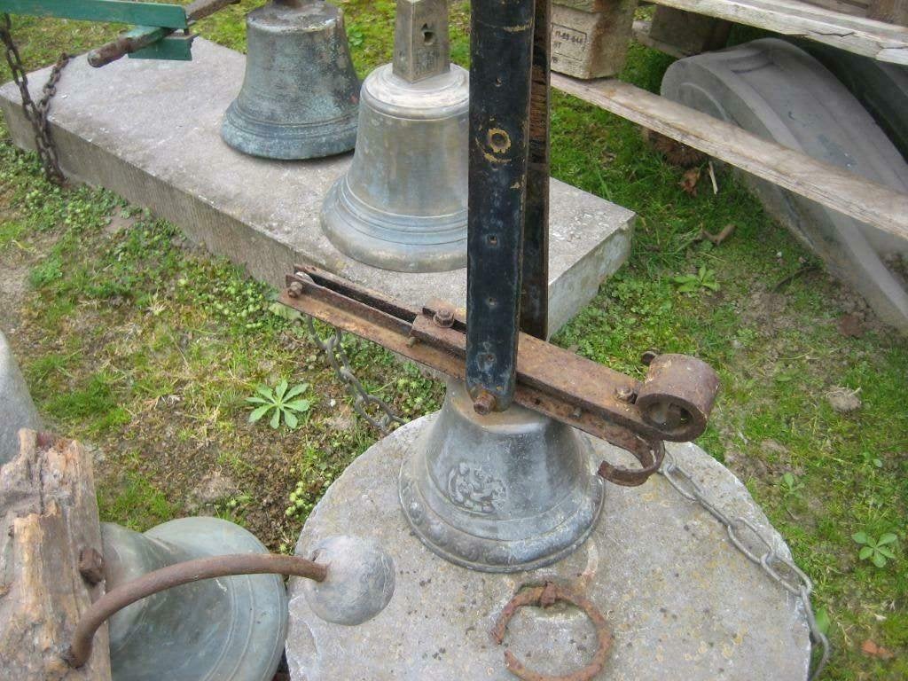 oude bronzen trekbel, Ophalen