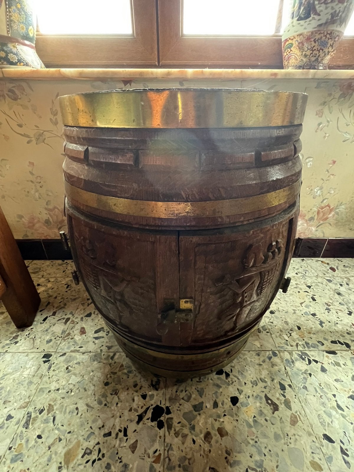 Vintage houten minibar in de vorm van een ton, Ophalen