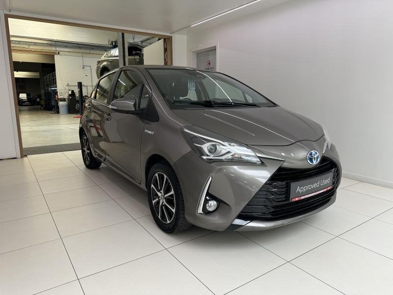 Toyota Yaris 1.5 HYB COMFORT + ICONIC PACK, Automaat, 1497 cc, Euro 6, Overige kleuren