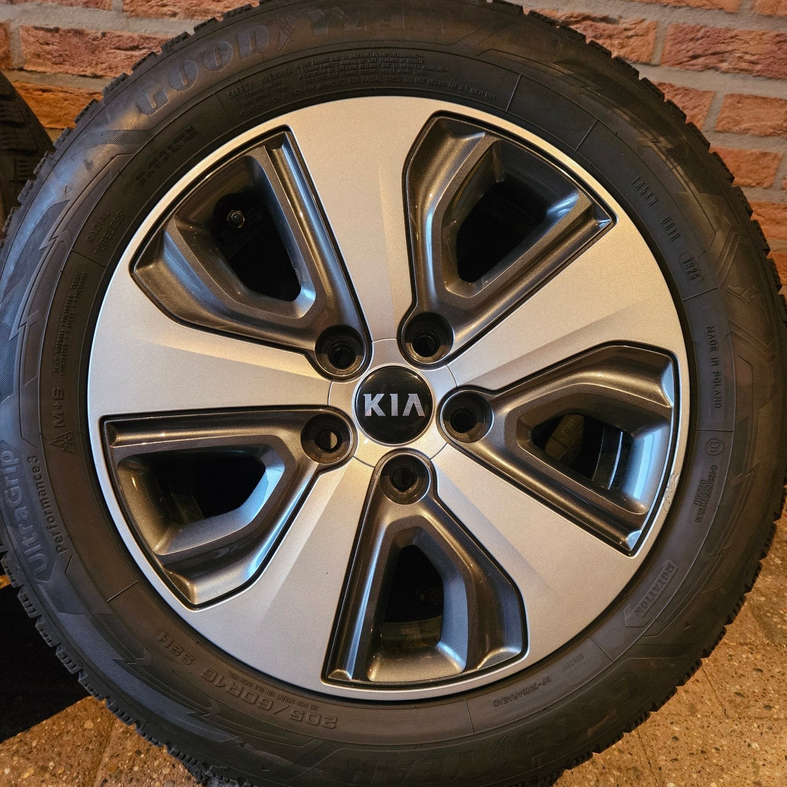 16 inch KIA Niro Winterset 5x114.3 Goodyear 8mm TPMS, Ophalen