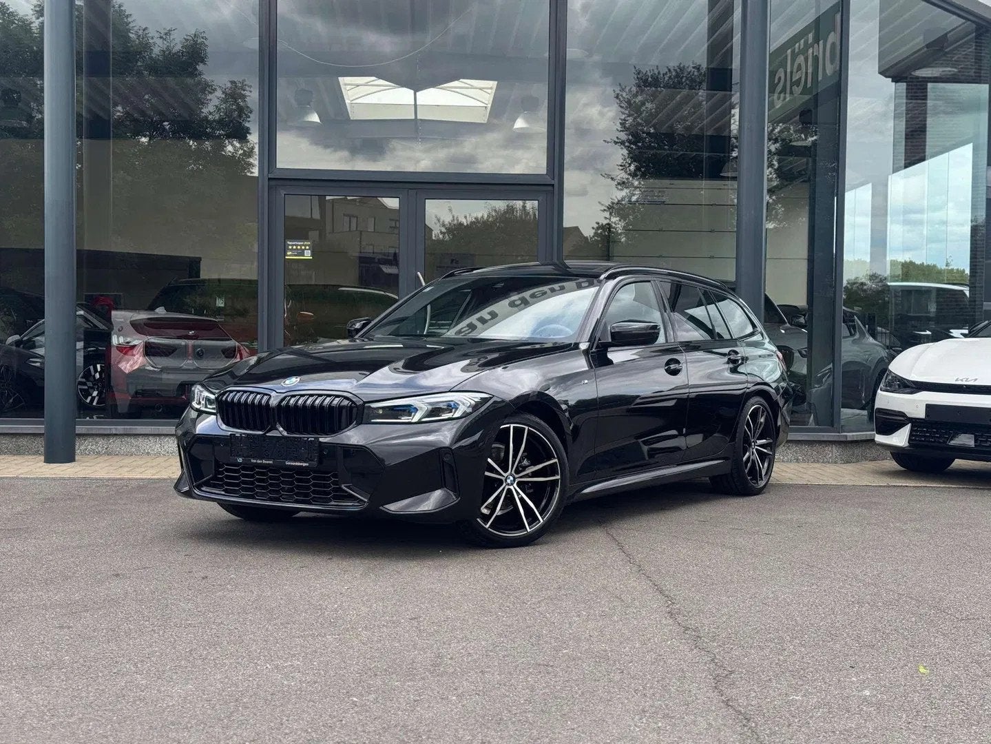 BMW 3 Serie 318 i Touring M Sport / PANO / HUD / CAM / BLIND, Auto's, Automaat, Gebruikt, Zwart, 4 cilinders