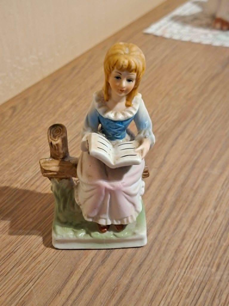 Vintage beeldje / lezend meisje op een houten hek, Ophalen of Verzenden, Zo goed als nieuw, Mens