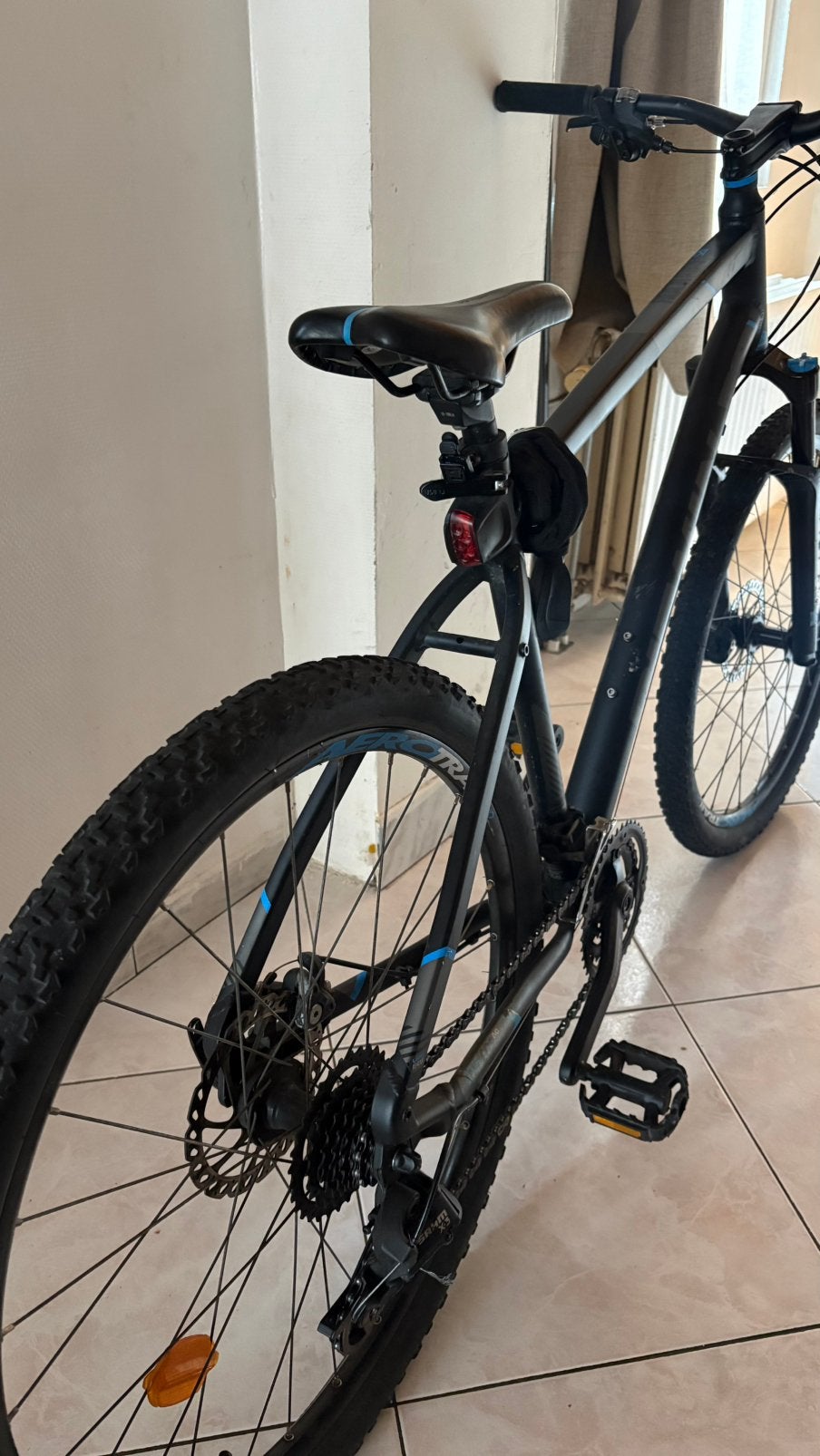 VTT B’Twin Rockrider 520 – 27,5” – Noir/Bleu – Très bon état, Vélos & Vélomoteurs, Enlèvement, Comme neuf, Hommes, Autres marques