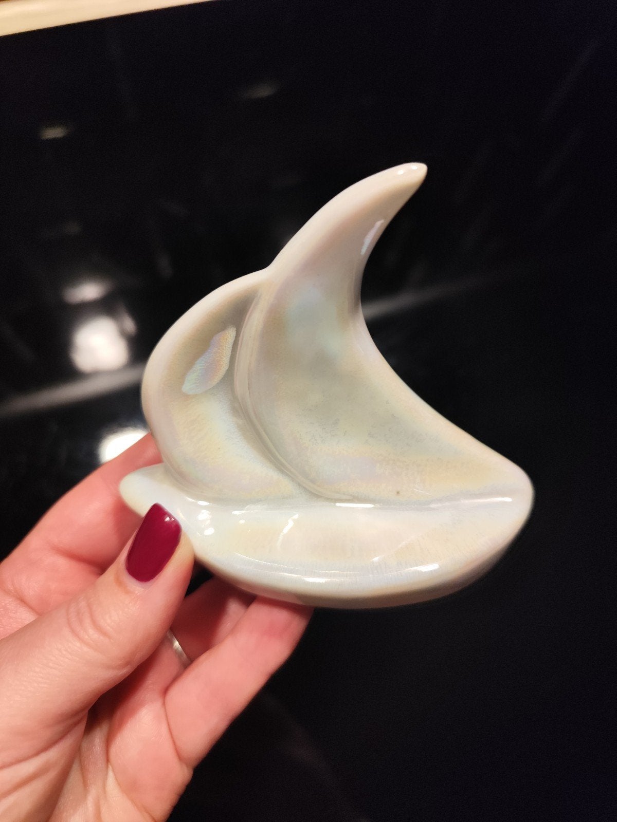 Petite statuette voilier en céramique irisée nacre, Enlèvement ou Envoi