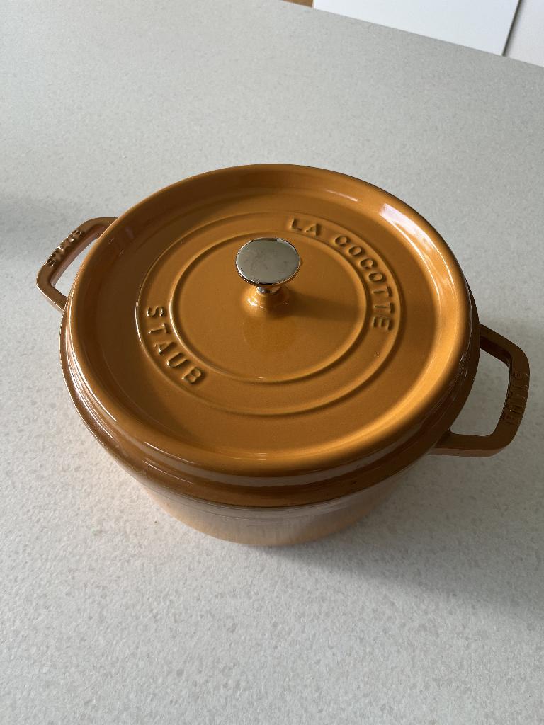STAUB COCOTTE 26 CM GEEL / 5,25L, Comme neuf, Enlèvement, Autres types, Plaque céramique