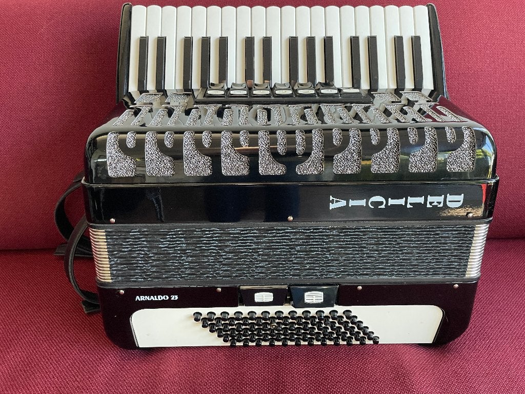 Z.g.a.n. Delicia Arnaldo 23 accordeon.72bas 3 korig.Compact, Muziek en Instrumenten, 72-bas, Met koffer, Zo goed als nieuw, Delicia