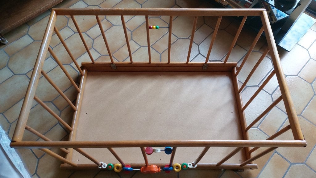 Parc pour bébé en bois vernis  de 1m x 0,65 m, Enfants & Bébés, Enlèvement, Comme neuf, Rectangulaire, Tapis de parc