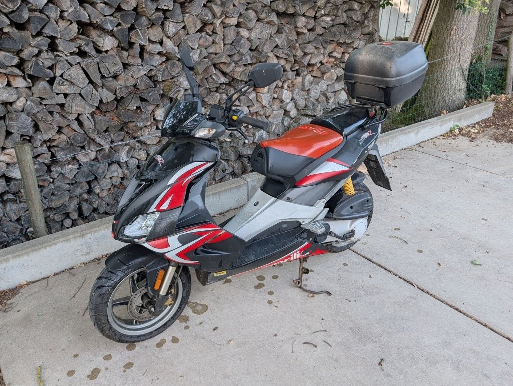 Aprilia SR50 R (2009) - Zwart/Rood, Fietsen en Brommers, Scooters | Aprilia, Ophalen, Tweetakt, Gebruikt, SR 50